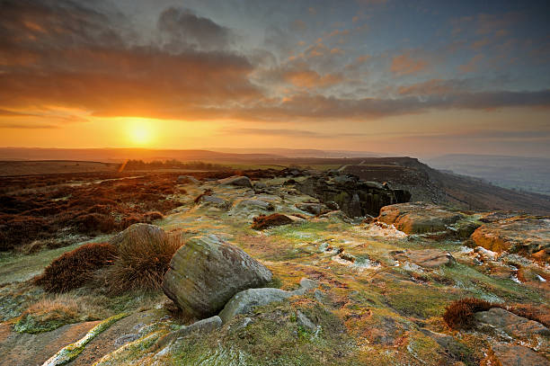 istock Curbar Edge Sunrise, Peak District National Park, England, UK 529683824