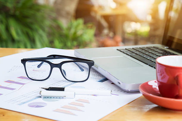 lieu de travail de bureau avec ordinateur portable et lunettes sur une tableau en bois. - usb cable laptop stick computer equipment photos et images de collection