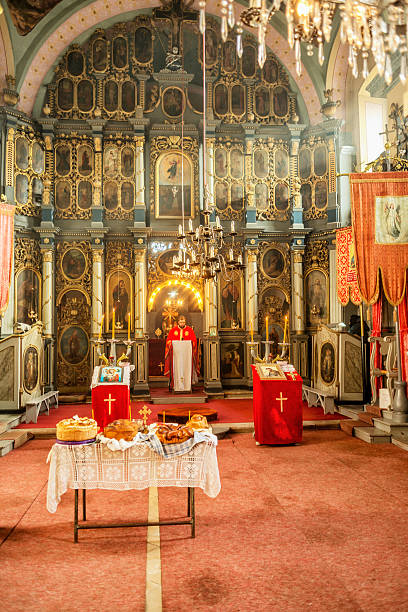 serbisch-orthodoxe kirche doppelzimmer auf slava tag - glorification stock-fotos und bilder