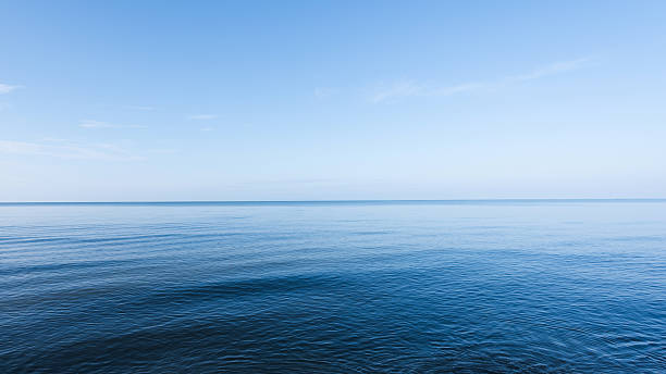 blu mare - horizon over water horizontal surface level viewpoint foto e immagini stock