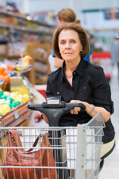 senior shopping al supermercato - senior adult aging process supermarket shopping foto e immagini stock