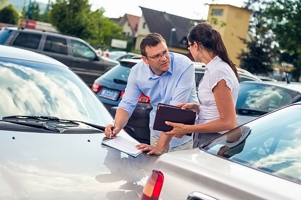 istock Drivers Fill Out an Accident Report 529691531