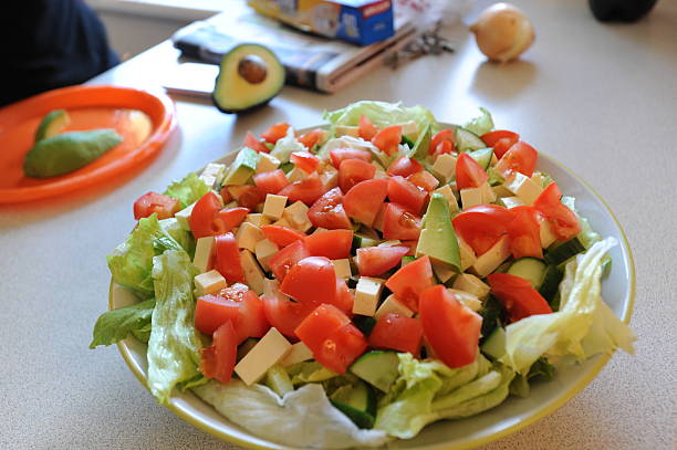 アボカドガーデンサラダます。 - salad flower bed plate romaine ストックフォトと画像