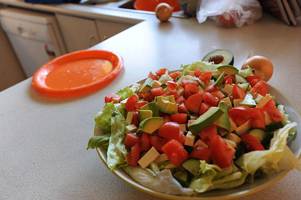 アボカドのサラダます。 - salad flower bed plate romaine ストックフォトと画像