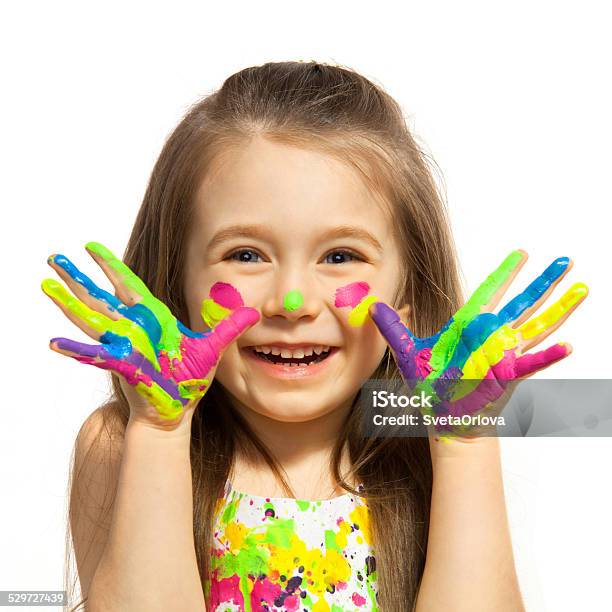 Kleines Mädchen Mit Händen In Bunten Farben Lackiert Stockfoto und mehr Bilder von Kind