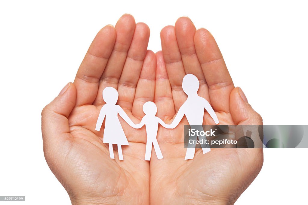Papier-Kette-Familie in Händen geschützt geschlossen - Lizenzfrei Bedecken Stock-Foto