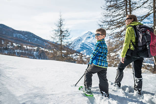 matka i syn wyścigi na rakietach śnieżnych - snowshoeing snowshoe child winter zdjęcia i obrazy z banku zdjęć