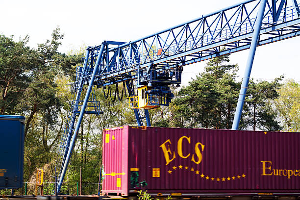 cargo-zug übergeben crane - ratingen stock-fotos und bilder