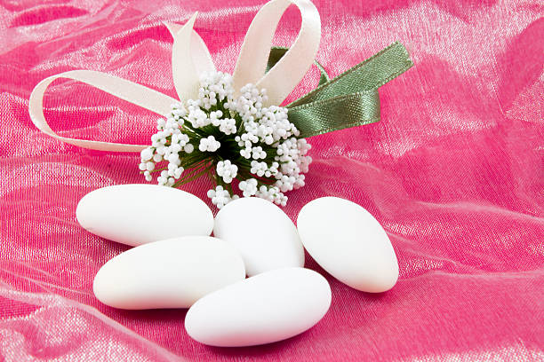 bianco sugared mandorle - confetti foto e immagini stock