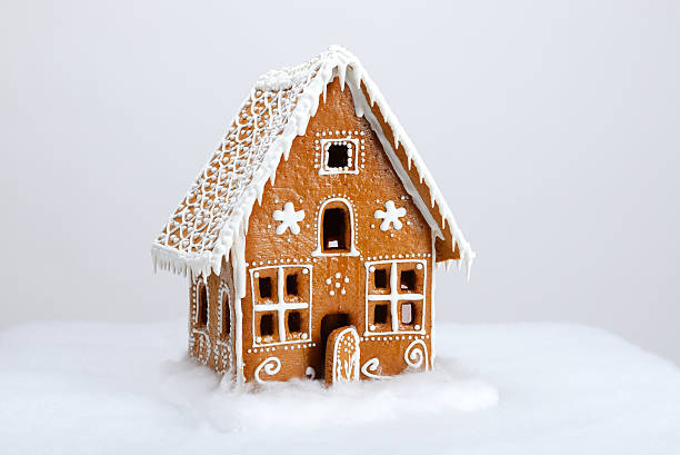the hand-made eatable gingerbread house and snow decoration - pepparkakshus bildbanksfoton och bilder