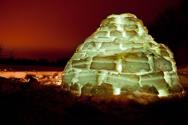 backyard igloo di notte - north american tribal culture teepee winter canada foto e immagini stock