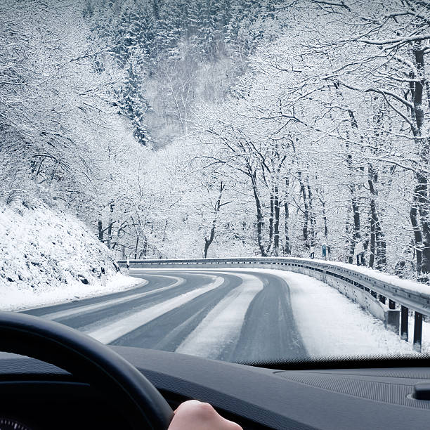 jazda zimą-pokazujący krągłości snowy wiejska droga - snowing driving traffic car zdjęcia i obrazy z banku zdjęć