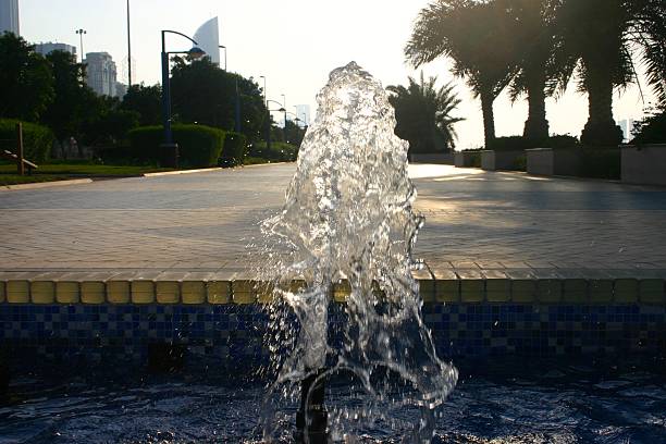 vertical fuente de agua - fountain water physical pressure splashing fotografías e imágenes de stock