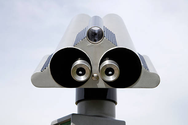 telescopio contro il cielo nuvoloso, primo piano - binoculars watching optical instrument closed foto e immagini stock