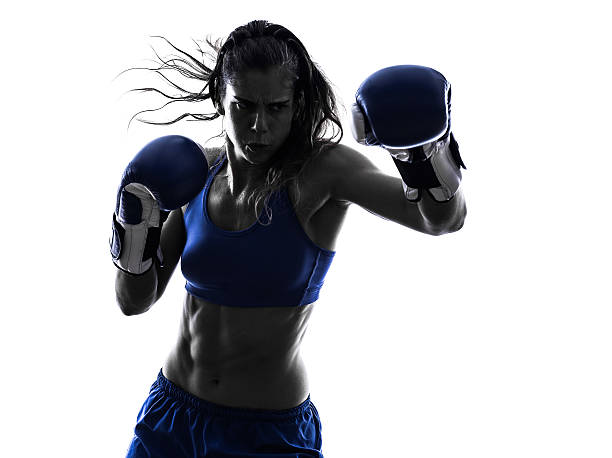 mulher pugilista boxe kickboxing silhueta isolado - muay thai kickboxing women martial arts - fotografias e filmes do acervo