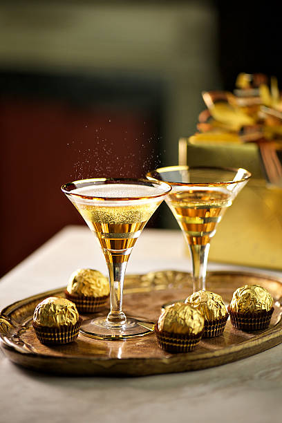 Dos copas de celebración bebida - foto de stock