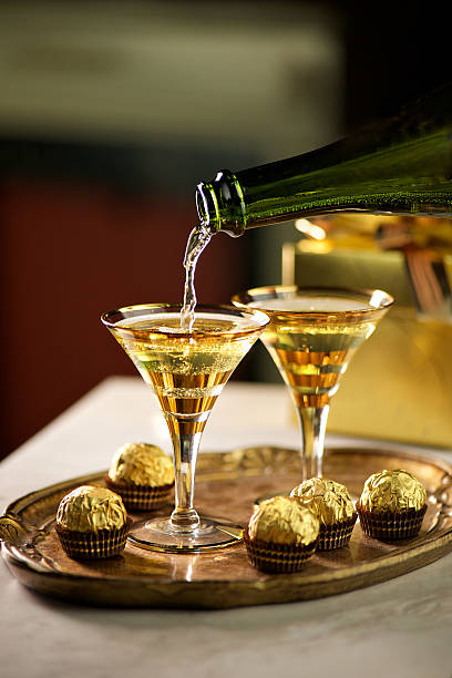 Dos copas de recuerdo, una botella de bebida de celebración con torrentes - foto de stock