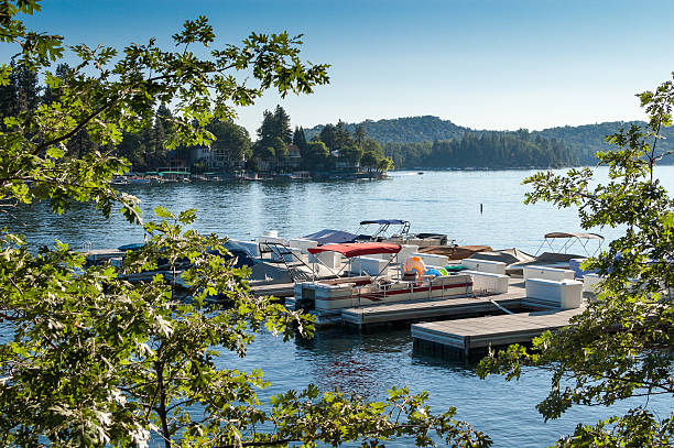 affacciato su un molo e barche sul lago arrowhead, ca - speedboat leisure activity relaxation recreational boat foto e immagini stock