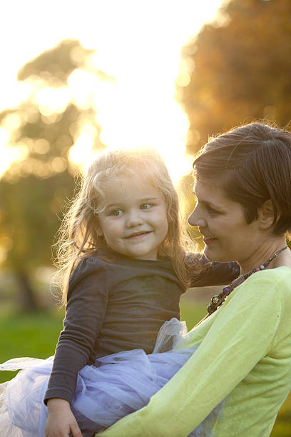 Retrato de familia feliz Madre e hija al aire libre - foto de stock