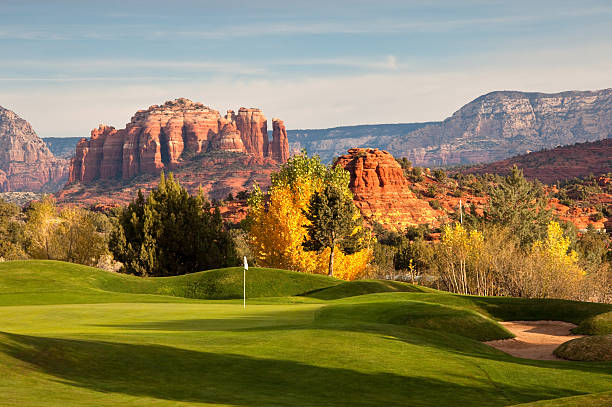 hermoso desierto campo de golf del sudoeste de los estados unidos - sedona fotografías e imágenes de stock