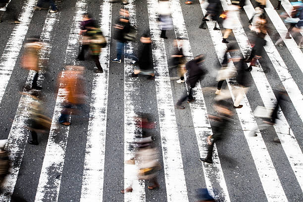 rua ocupado com alto contraste - sinais de cruzamento imagens e fotografias de stock