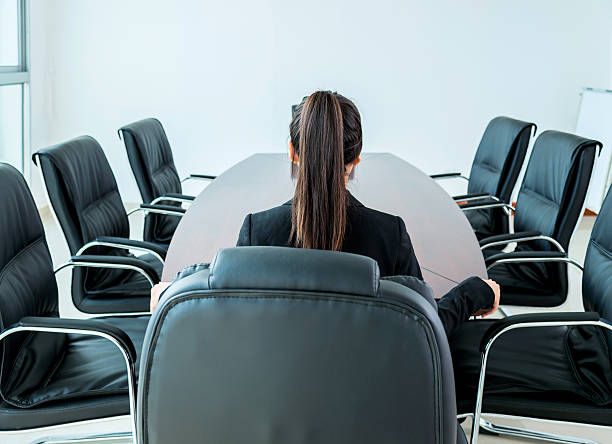 vista posterior mujer de negocios en la sala de juntas - thinking business ceo board room fotografías e imágenes de stock