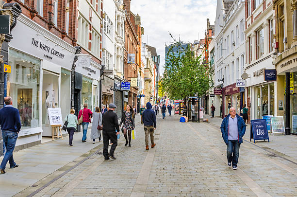 les amateurs de lèche-vitrines et les touristes en vous promenant dans le centre-ville de manchester - upmarket photos et images de collection