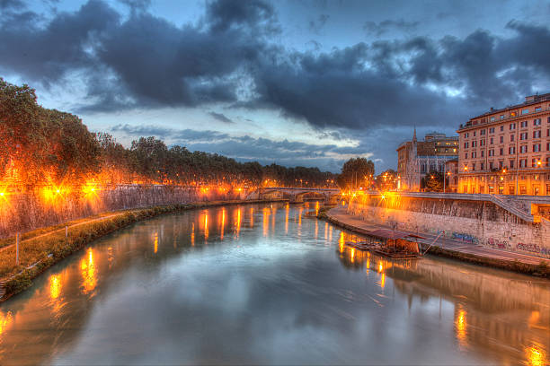 crépuscule sur une rivière à rome - hoirzontal photos et images de collection