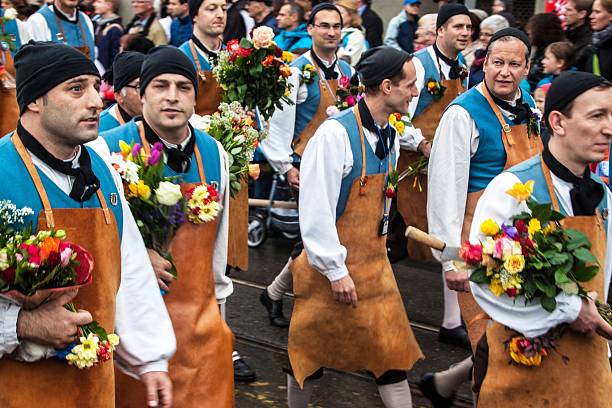 desfile tradicional da primavera de guilds em zurique - sechseläuten - fotografias e filmes do acervo