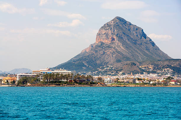 javea xabia порт marina с гора монго в аликанте - javea стоковые фото и изображения