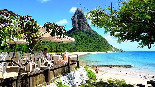 охлаждения вокруг в прайя консейсао пляже фернандо ди-норонья, бразилия - scarp стоковые фото и изображения