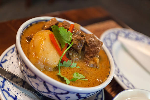 massaman manzo al curry tailandese - massaman foto e immagini stock