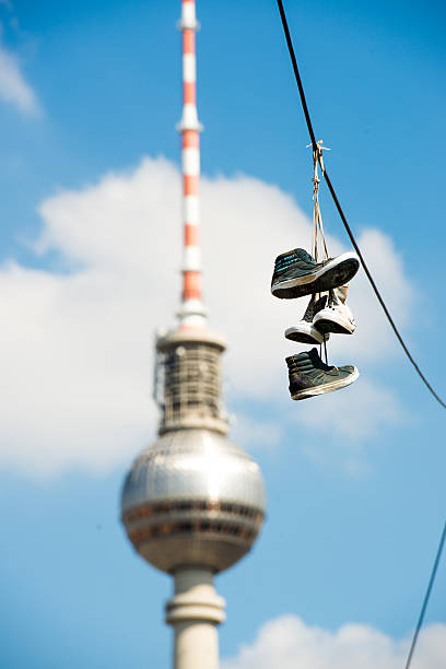 torre de televisão-berlim calçado jogando - berlin germany television tower communications tower alexanderplatz - fotografias e filmes do acervo