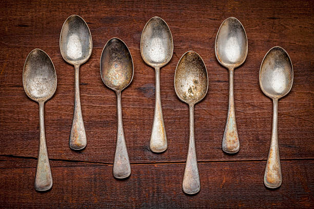 シルバーのスプーンにパティナ - tablespoon old scratched spoon ス�トックフォトと画像