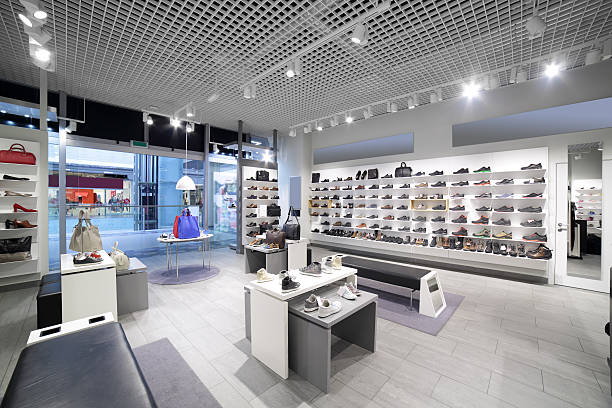 interior de loja de sapato na moderno centro comercial europeia - light shop imagens e fotografias de stock