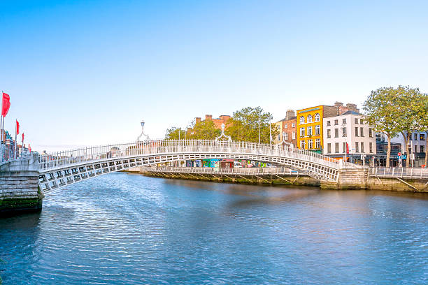 ha'penny bridge, à dublin - dublin ireland bridge hapenny penny photos et images de collection