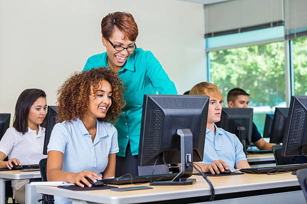 professor no plano privado high school laboratório de informática ensino diversos alunos - teacher computer high school student classroom imagens e fotografias de stock