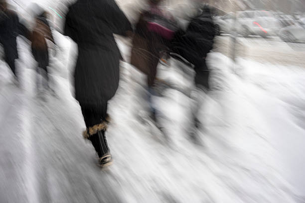 pessoas a caminhar na neve - toronto lovelocal ontario canada imagens e fotografias de stock