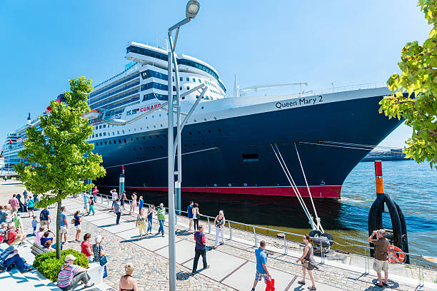 queen mary 2-o luxuoso transatlântico em hamburgo - queen mary 2 - fotografias e filmes do acervo