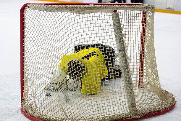 hóquei no gelo de guarda-redes apanhar o disco - ice hockey hockey puck playing shooting at goal imagens e fotografias de stock