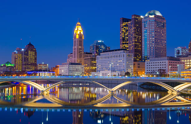 panorama de columbus, au crépuscule/soirée avec réflexion sur la rivière - 5957 photos et images de collection