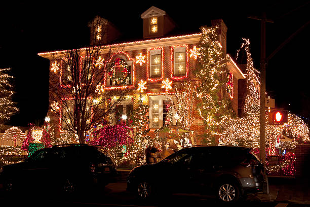 luxushotel in brooklyn häuser mit weihnachten lichter in der nacht, new york. - christmas sunset house residential structure stock-fotos und bilder