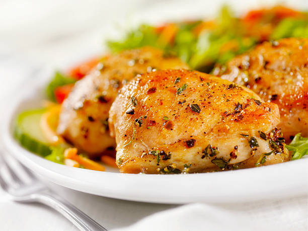 muslo del pollo un la parrilla, una ensalada pequeña - chicken breast fotografías e imágenes de stock