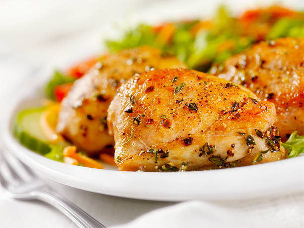 그릴드 치킨, 넓적다리 사이드 샐러드는 - grilled chicken chicken plate grilled 뉴스 사진 이미지