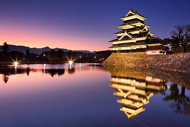 château de matsumoto à matsumoto, japon, de nuit - edo period photos et images de collection