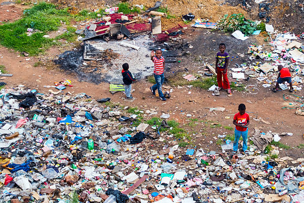 street 보그다 게임하��기 시 dumpsite - street child 뉴스 사진 이미지