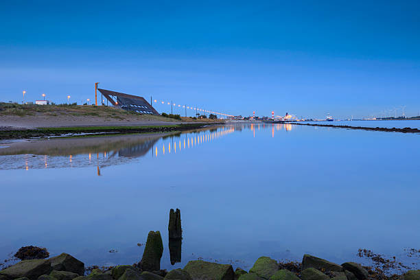 moody meerlandschaft am nieuwe waterweg river - nieuwe waterweg stock-fotos und bilder