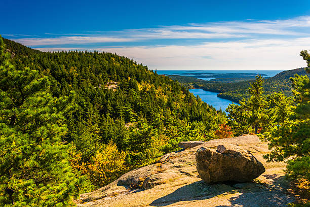 vista dal nord di pensiero nel parco nazionale di acadia, maine. - parco nazionale acadia foto e immagini stock