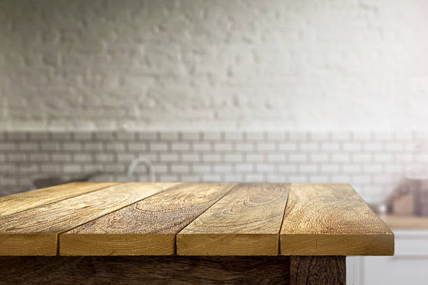 tavolo di legno su sfondo sfocato della cucina - inquadratura dal basso foto e immagini stock