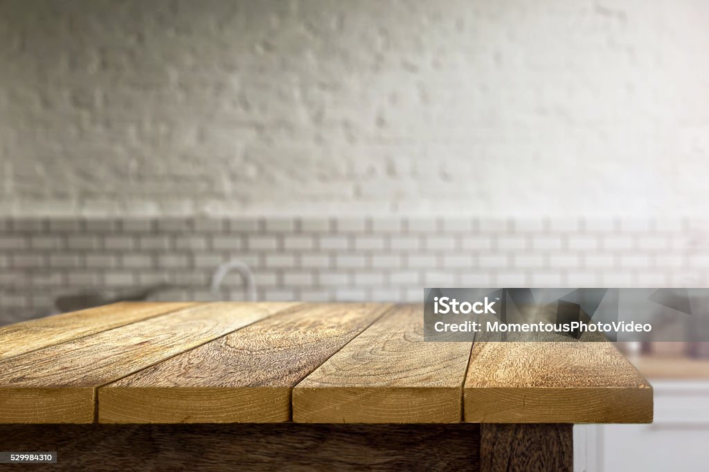 Mesa de madeira em fundo desfocado de cozinha - Foto de stock de Mesa - Mobília royalty-free